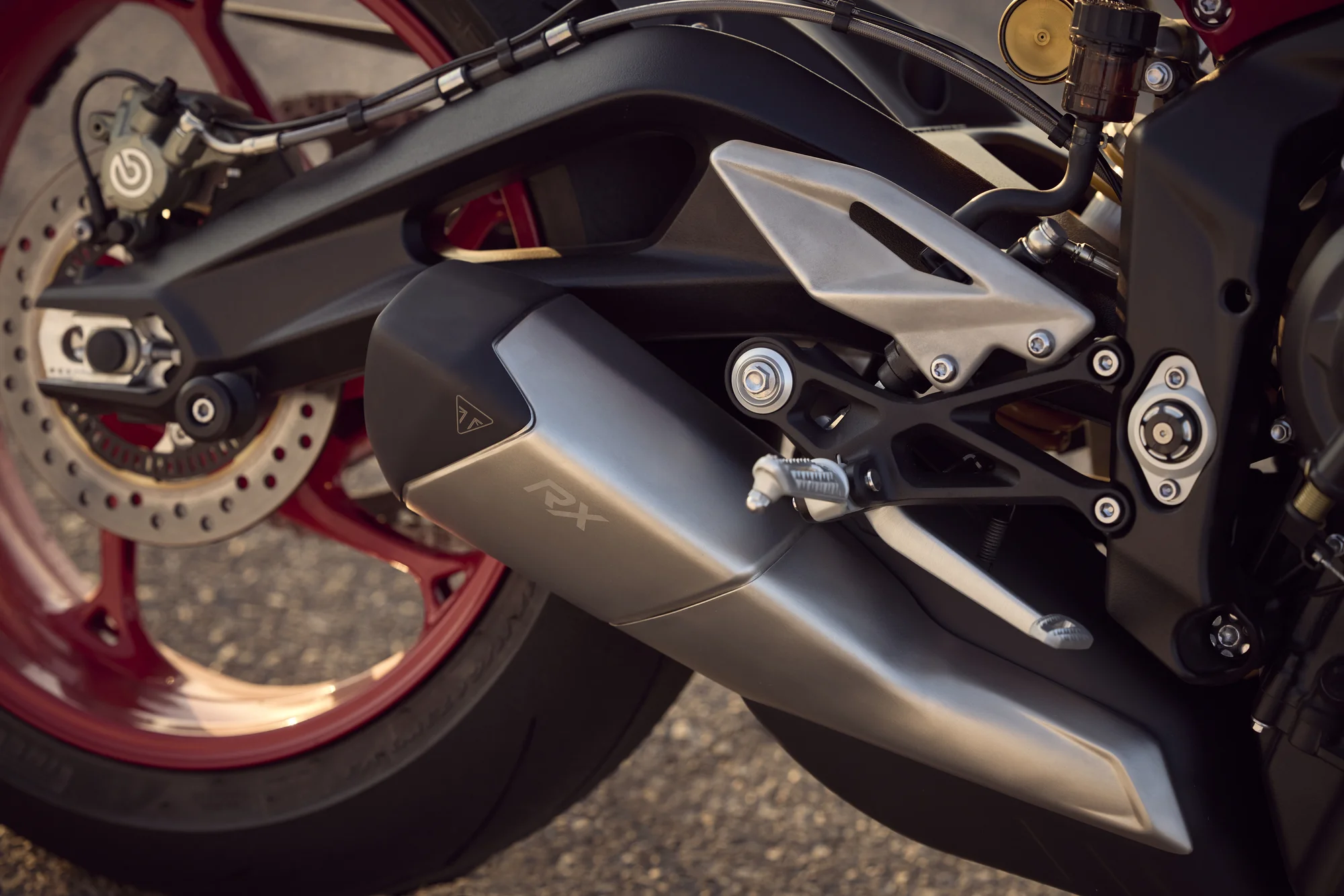 Basculante de aluminio, disco y pinza traseros de la Street Triple 765 RX con la llanta de cinco brazos en Diablo Red