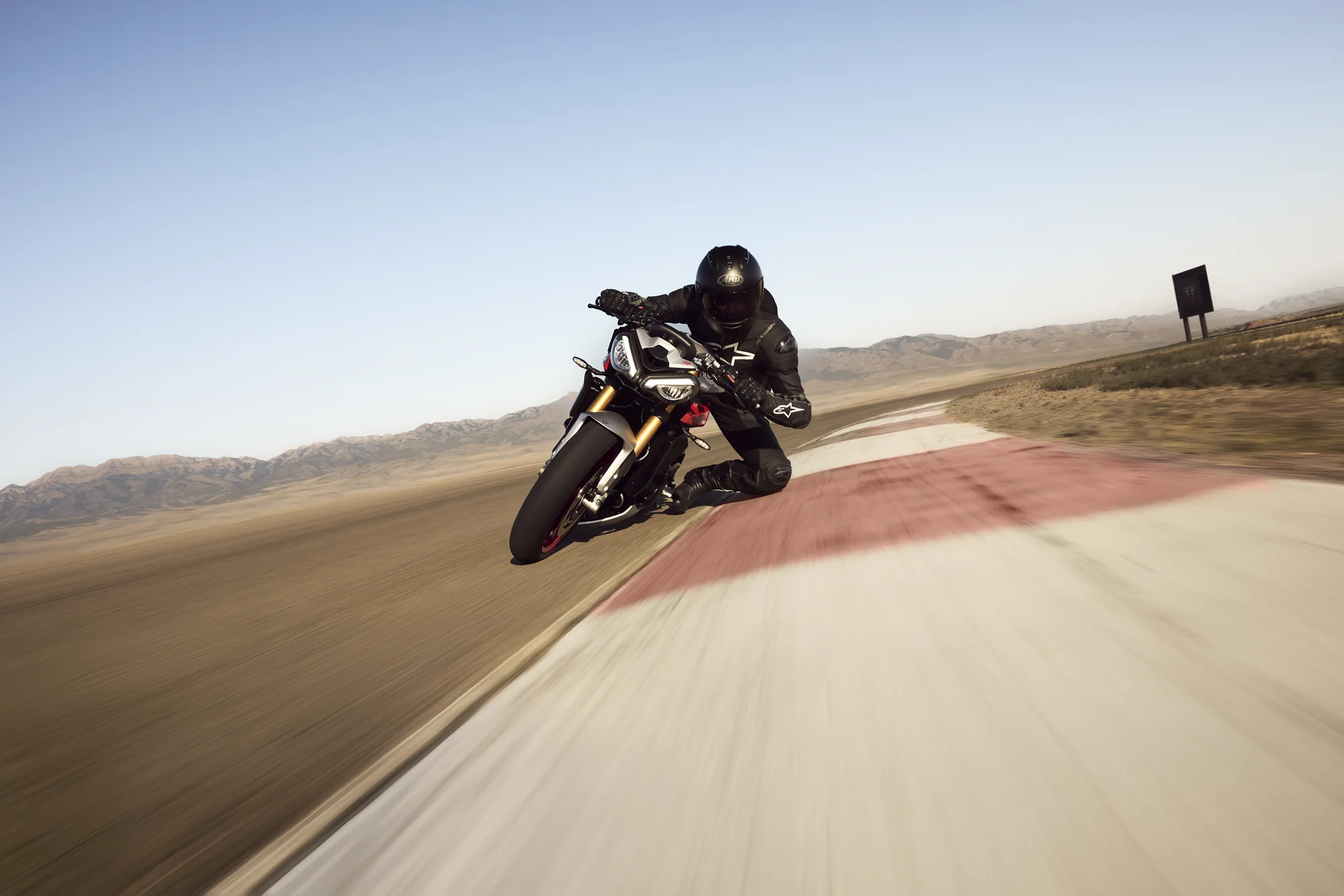 Street Triple 765 RX trazando una curva a velocidad sobre neumáticos Pirelli Diablo Supercorsa SP V3