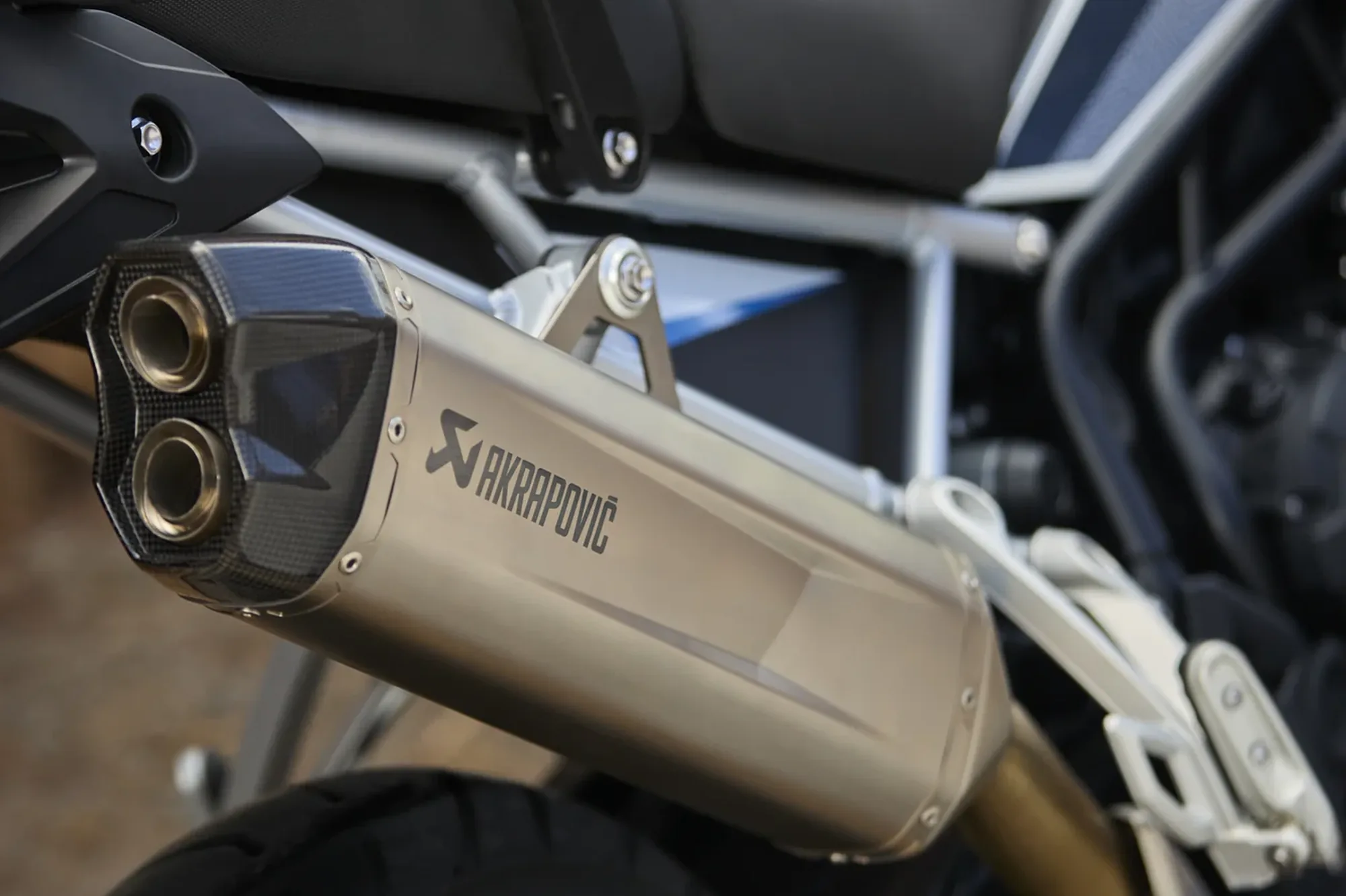 Silenciador Akrapovič de titanio con tapa de fibra de carbono en la Tiger 900 Alpine Edition