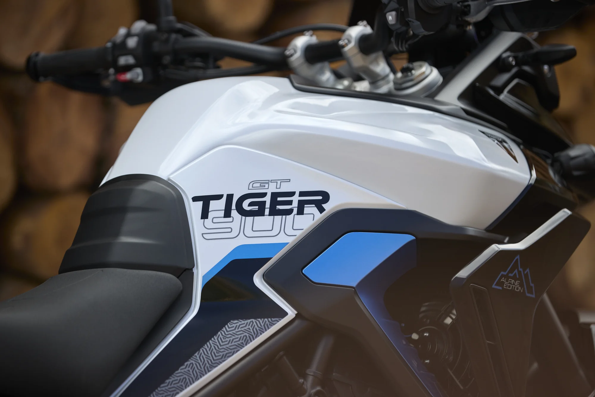 Tiger 900 Alpine Edition en Snowdonia White y Sapphire Black con detalles Aegean Blue
