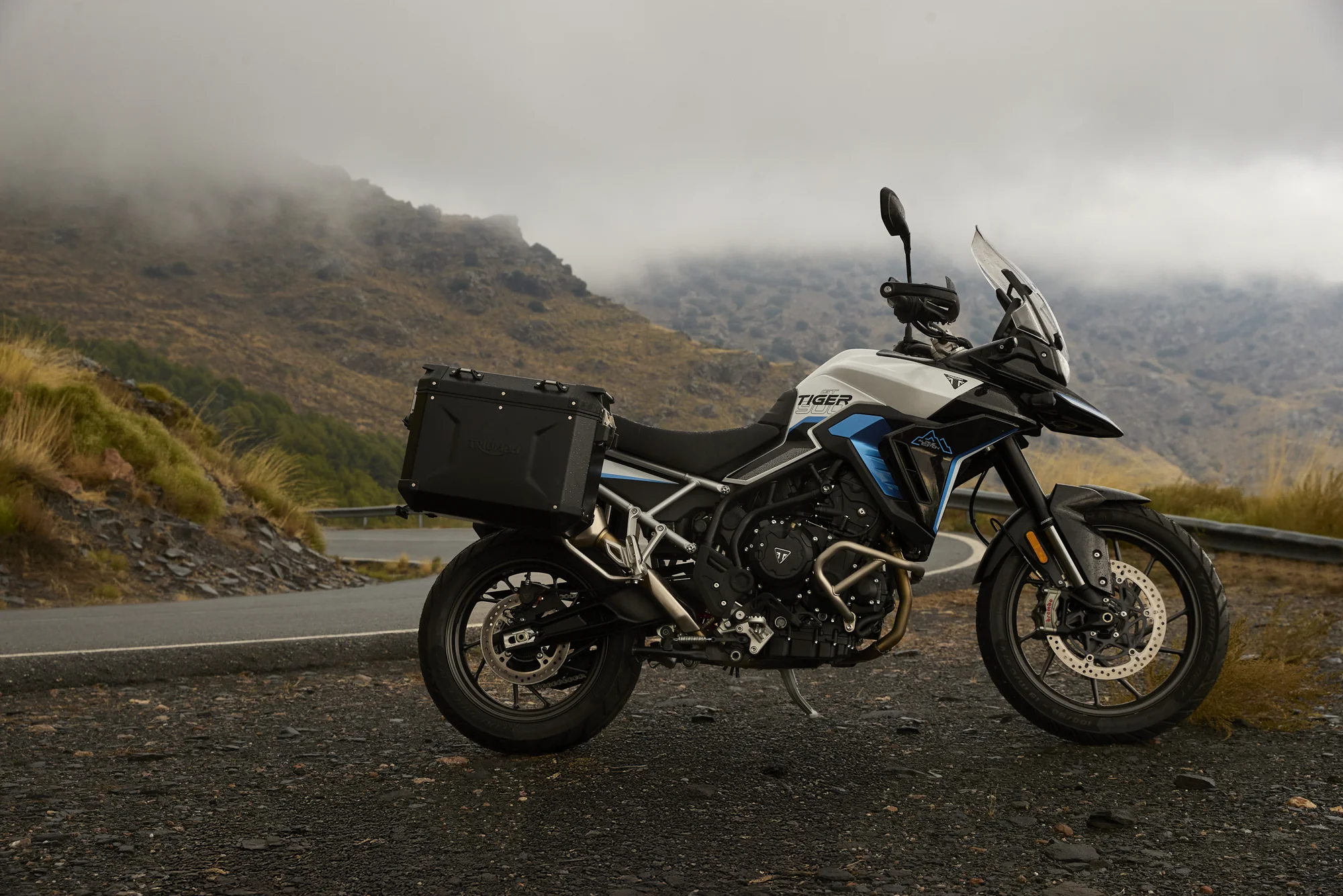 Frontal de la Triumph Tiger 900 Desert Edition con horquilla invertida Showa
