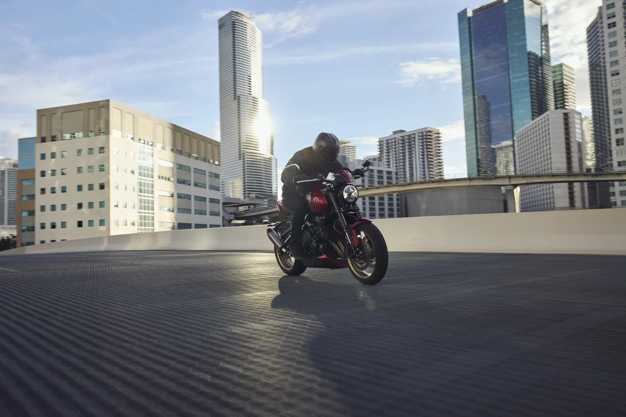 Frontal de la Triumph Tiger 900 Desert Edition con horquilla invertida Showa
